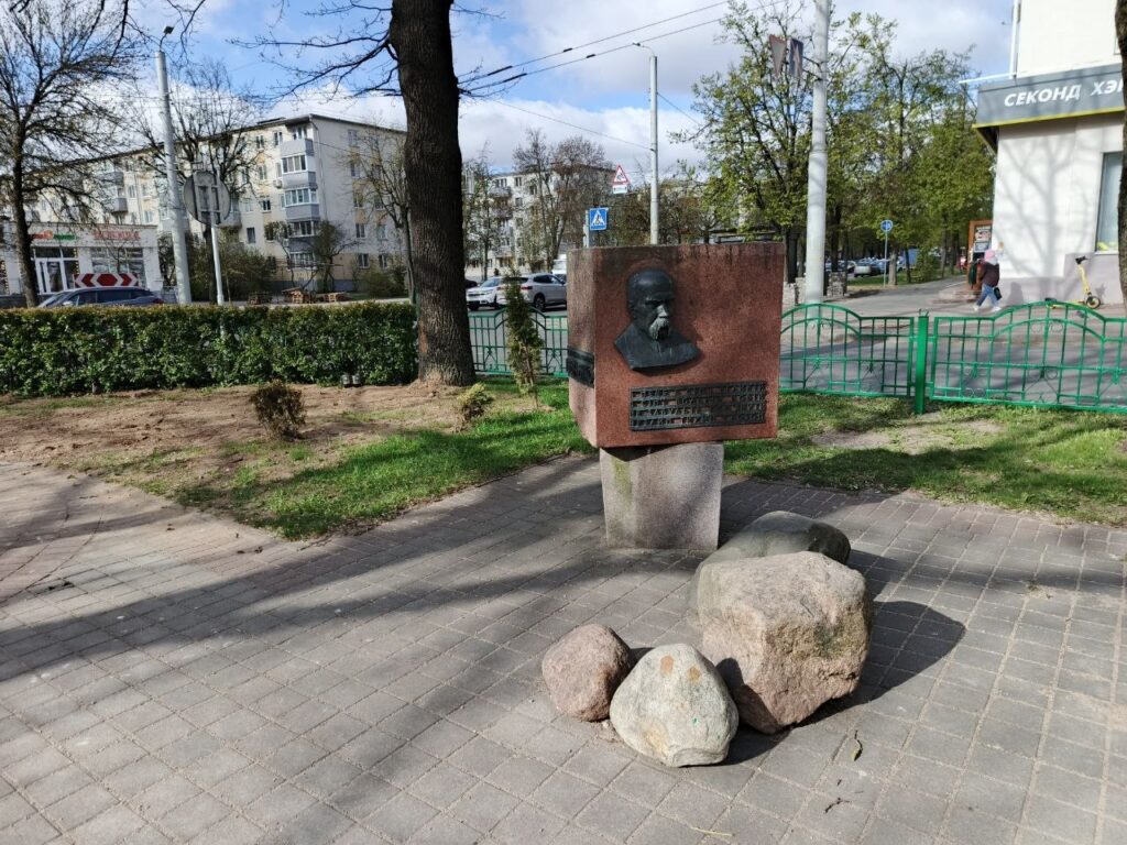 Бюст Тараса Шевченко на перекрестке с ул. Веры Хоружей в Минске
