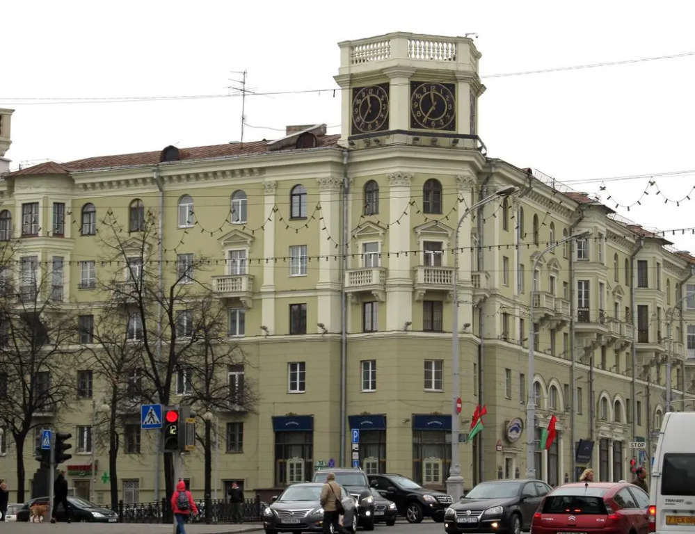 Дом с часами на проспекте Независимости, 16