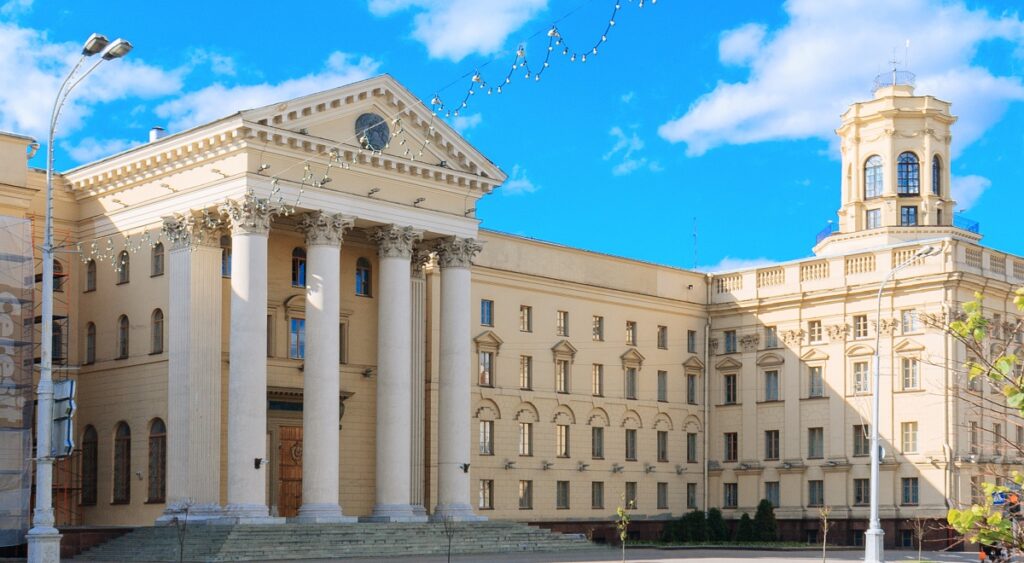 Здание КГБ в Минске, на пр. Независимости