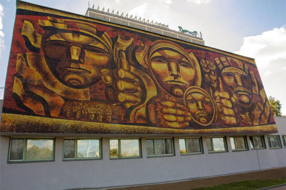 Панно Беларусь партизанская на Партизанском проспекте в Минске