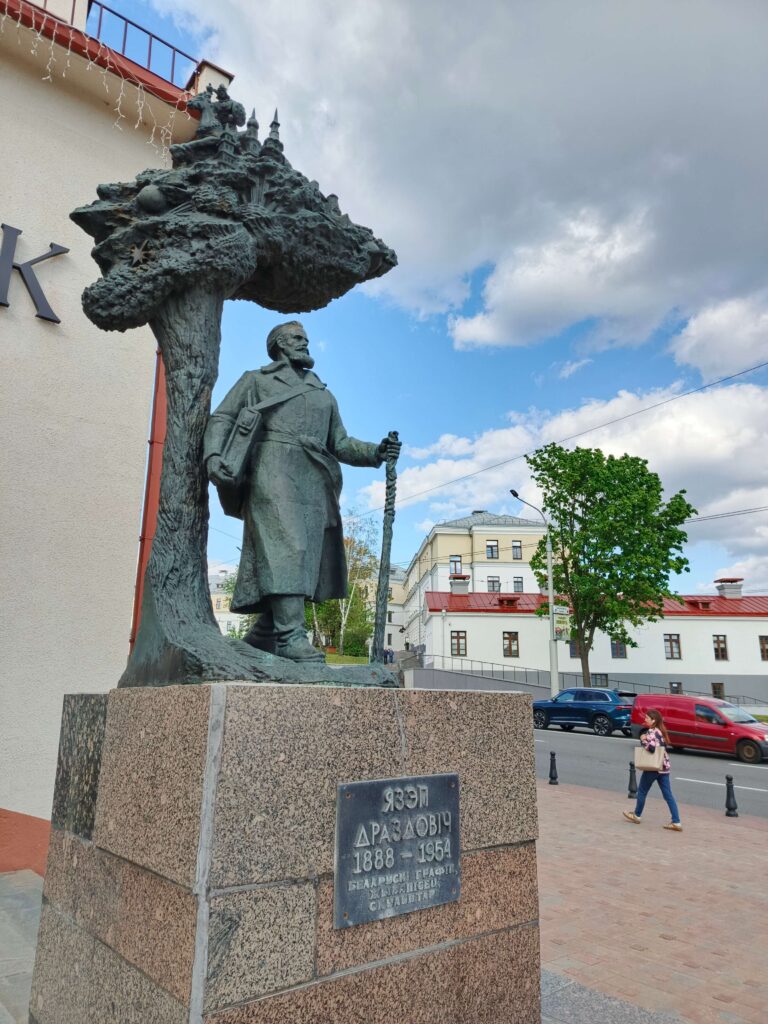 Памятник Язэпу Дроздовичу в Троицком предместье Минска