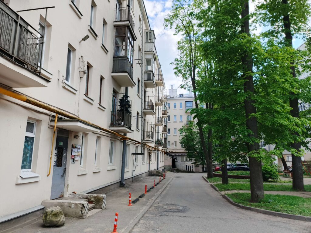 Во дворе Третьего дома Советов