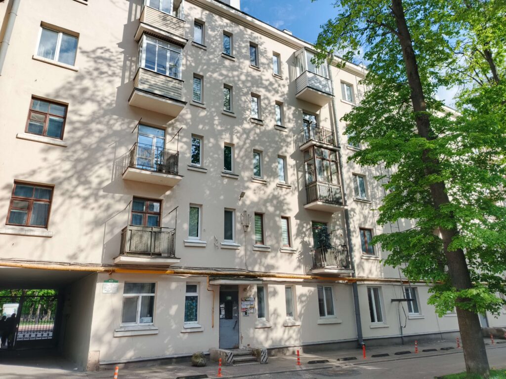 Подъезд "прислуги" Третьего дома Советов