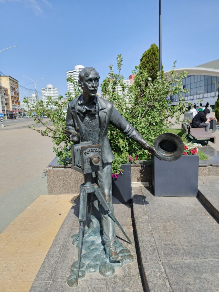 Скульптура фотографа на Комаровском рынке