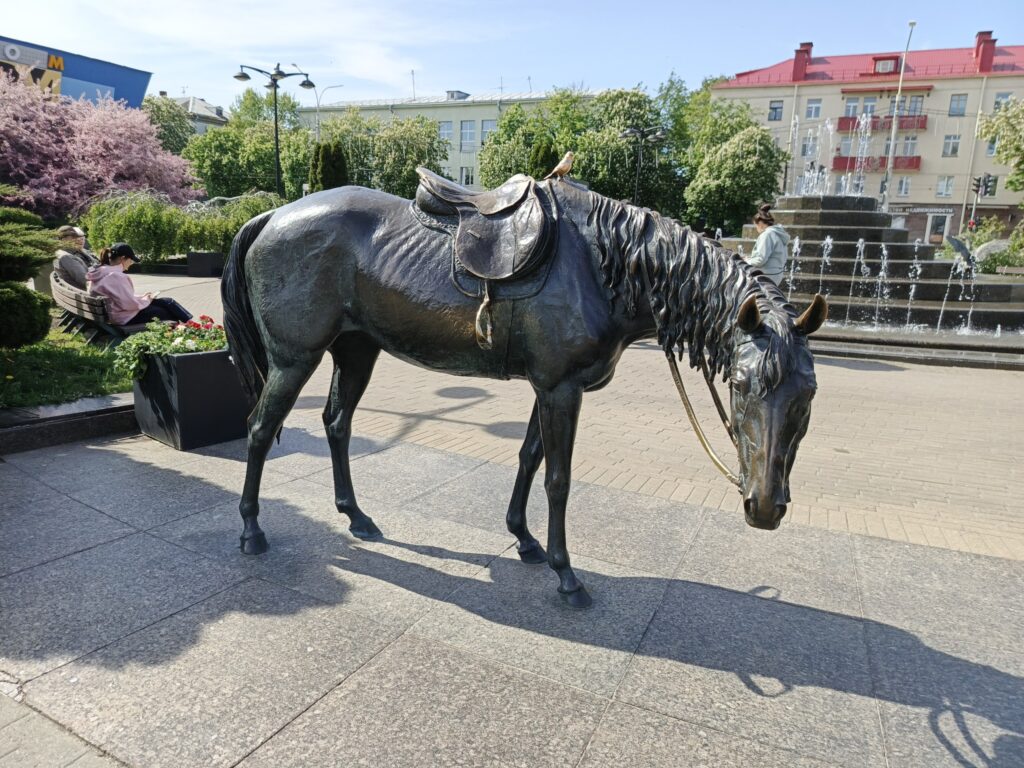 Скульптура Лошадь и воробей