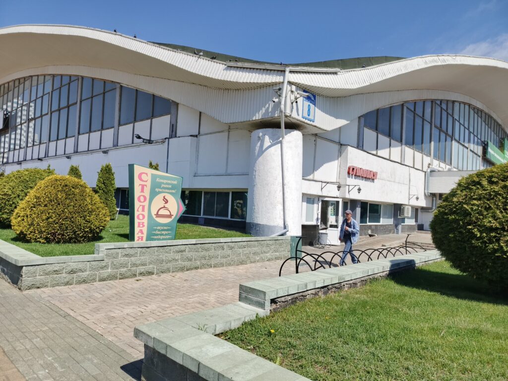 Вход в столовую Комаровского рынка