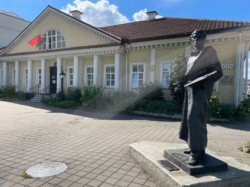 Дом и памятник Ваньковича (ул. Интернациональная, 33а) в Минске