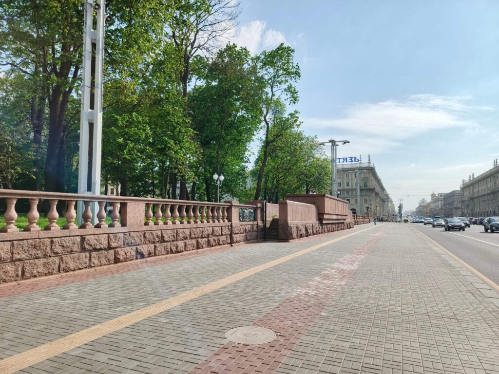 Вид на трибуну с проспекта Независимости