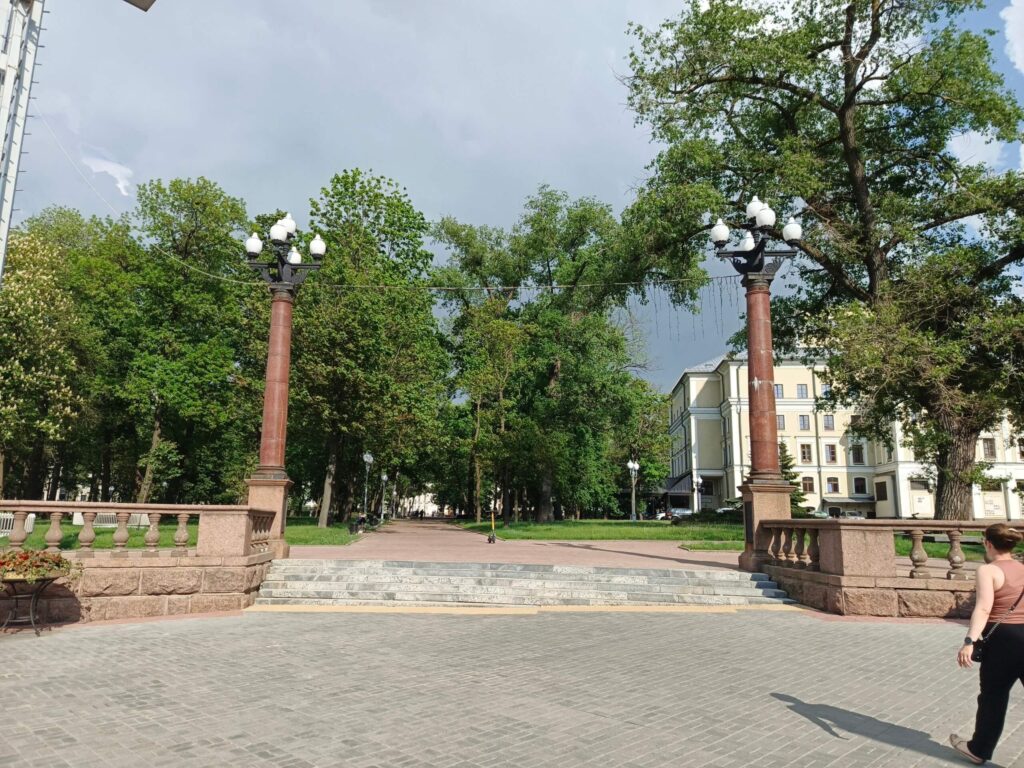 Вход в Александровский сквер со стороны пр.Независимости. Через дорогу ст.м. Октябрьская