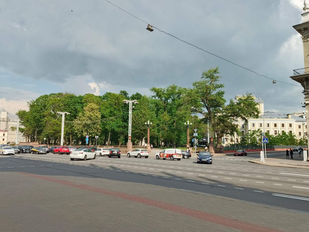 Вид на Александровский сквер с выхода из метро