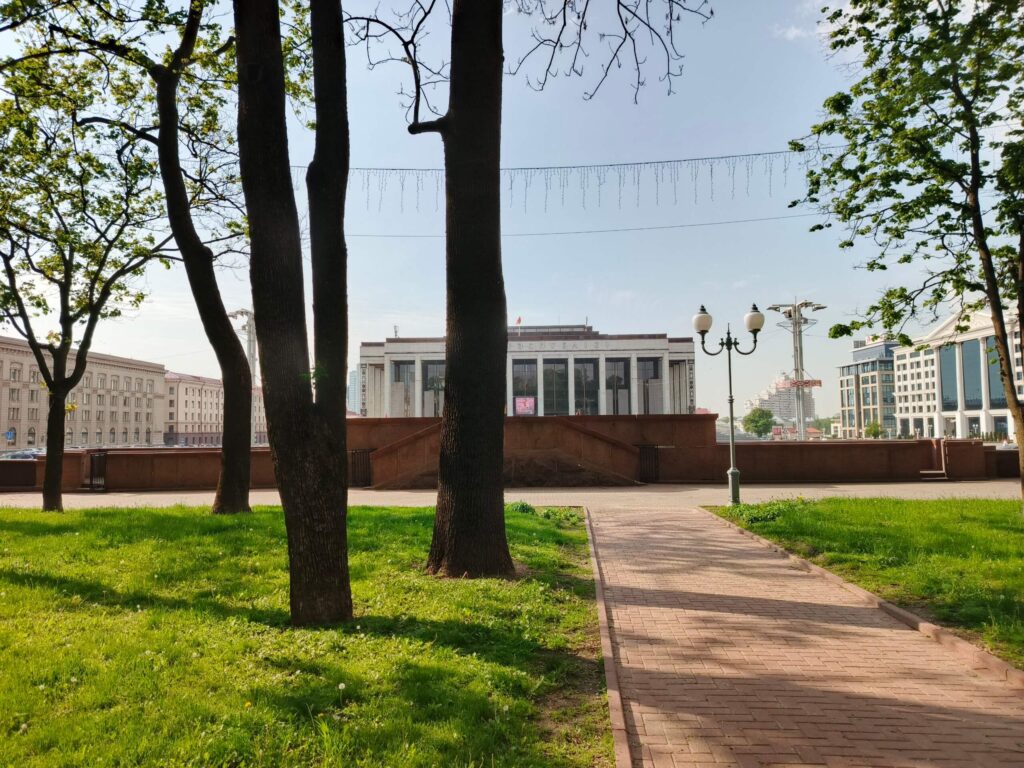 Трибуна в Александровском сквере