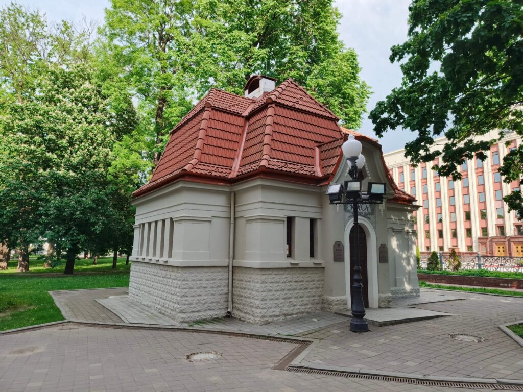 Бывшее здание туалета около театра