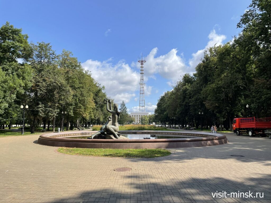 Главная аллея парка Янки Купалы, впереди Свислочь