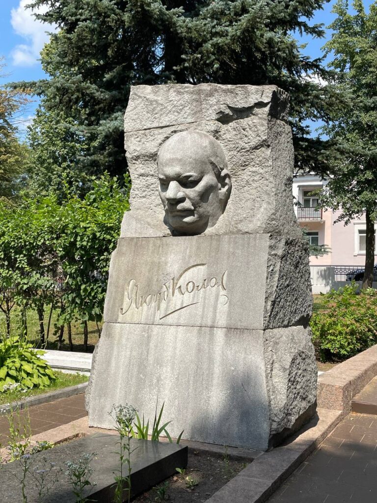 Могила Якуба Коласа на военном кладбище Минска