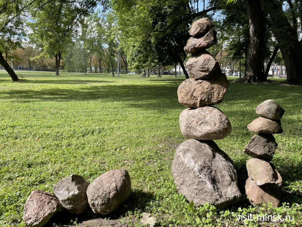 Скульптуры из камней рядом с воркаутплощадкой