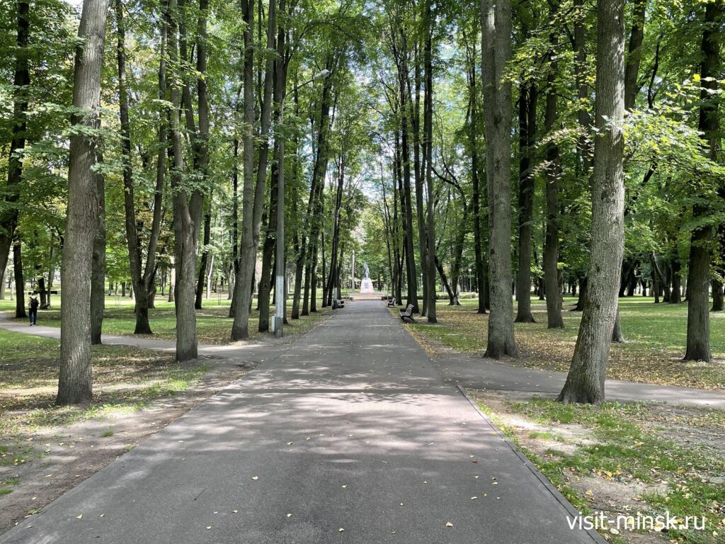 Аллея сквера Марата Казея. Вдалеке виден памятник герою-пионеру