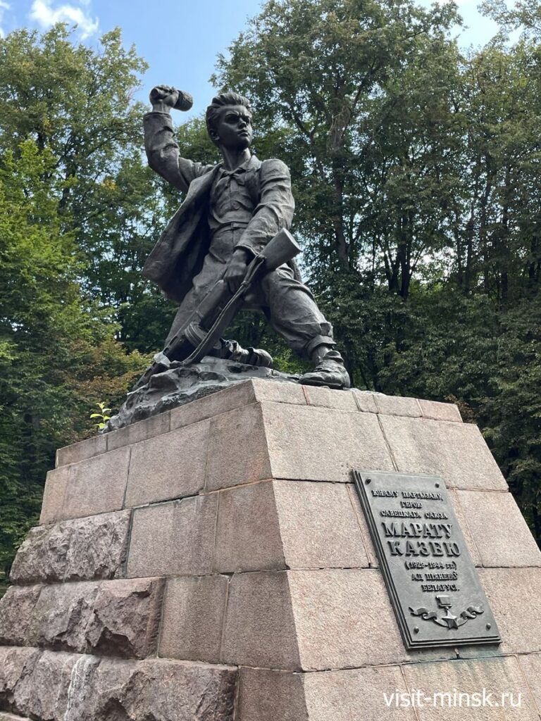 Памятник Марату Казею в минском сквере (2026 год)